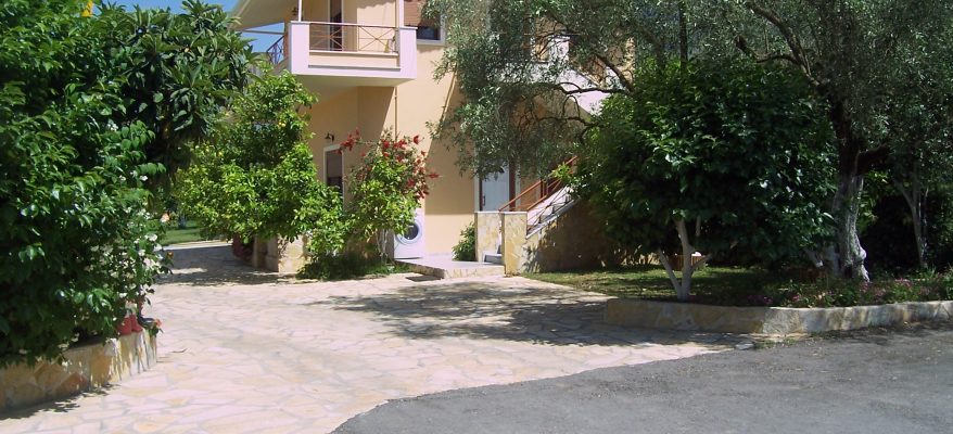 ΤΟ ΚΑΤΛΥΜΑ ΜΕΣΑ ΣΤΟ ΑΠΕΡΑΝΤΟ ΠΡΑΣΙΝΟ ΤΗΣ ΦΥΣΗΣ